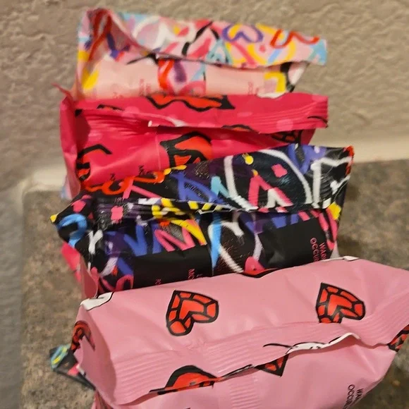 Betsey Johnson Collagen Cleansing Facial Wipes - Vibrant Multicolor New 4 pack - Picture 4 of 4